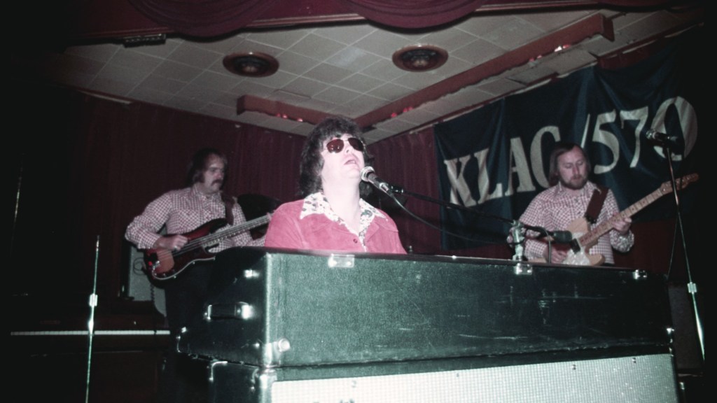 3 Country Songs From 1975 That Every 70s Kid Still Knows Today