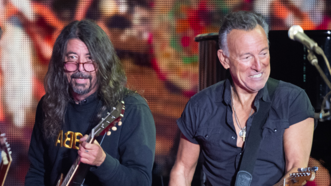 Bruce Springsteen Teams With Dave Grohl for First Performance of Neil Young Classic in 22 Years Bruce Springsteen Teams With Dave Grohl for First Performance of Neil Young Classic in 22 Years