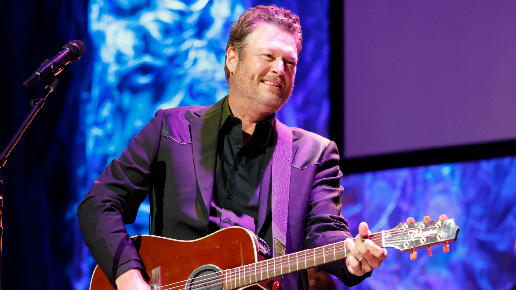 Blake Shelton Delivers Laughs With Funny Paul Overstreet Story During Surprise Hall of Fame Appearance Blake Shelton Delivers Laughs With Funny Paul Overstreet Story During Surprise Hall of Fame Appearance