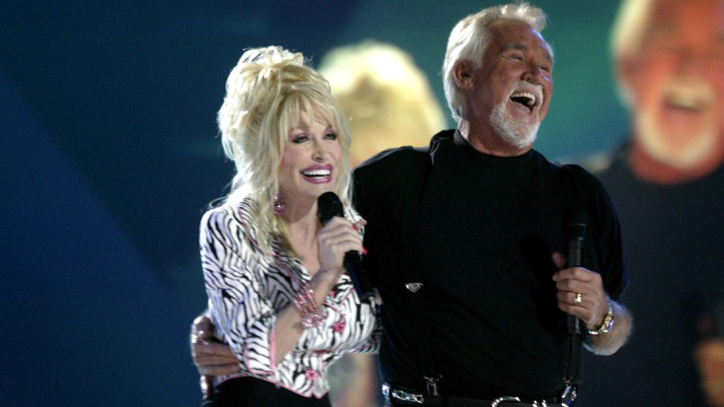 Dolly Parton and Kenny Rogers Had the Whole Audience Singing Along During This Heartwarming 1976 Performance Dolly Parton and Kenny Rogers Had the Whole Audience Singing Along During This Heartwarming 1976 Performance