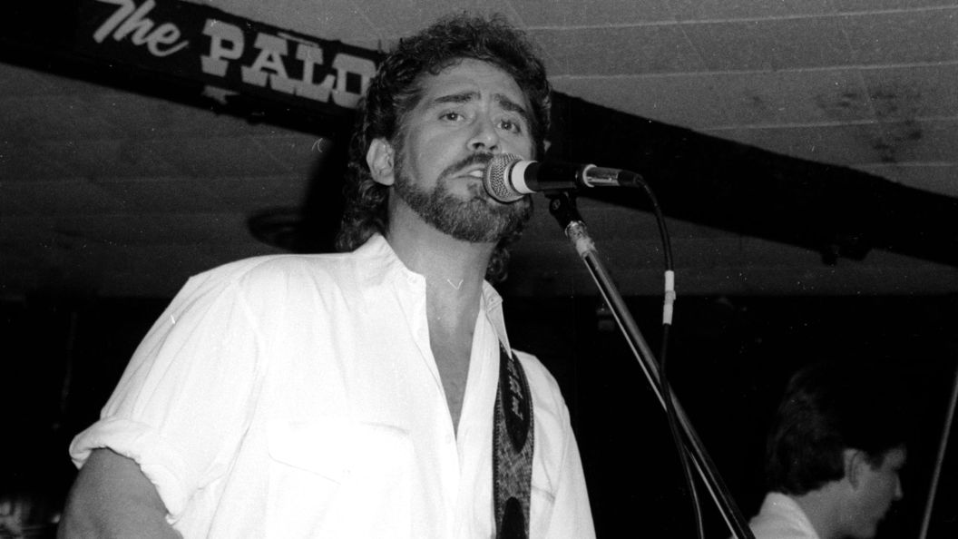 Born 85 Years Ago Today in Ohio, the Record-Setting Singer-Songwriter Who Won Over Fans With His Brand of “Thinking Man’s Country” Born 85 Years Ago Today in Ohio, the Record-Setting Singer-Songwriter Who Won Over Fans With His Brand of “Thinking Man’s Country”