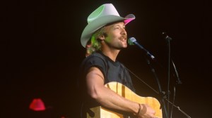 On This Day in 1992, Alan Jackson Released a Chart-Topping Single He Wrote With Randy Travis for a Blues Legend