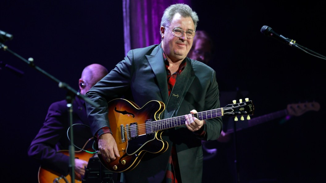 3 Poetic Lyrics by Vince Gill That Still Make Listeners Teary-Eyed 3 Poetic Lyrics by Vince Gill That Still Make Listeners Teary-Eyed