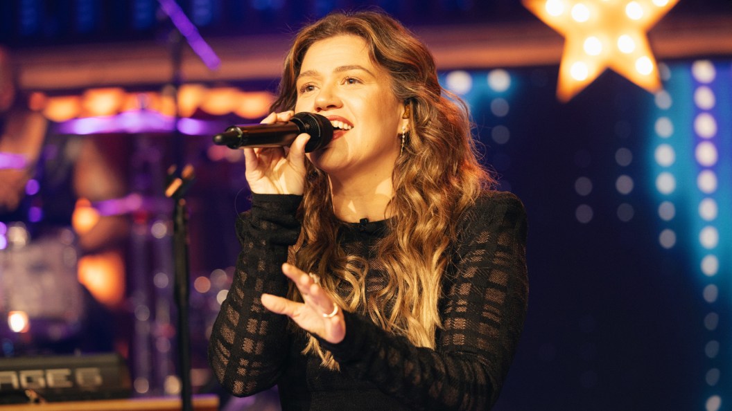 Kelly Clarkson Brings Concert to a Halt After Noticing Something Wrong in Crowd Kelly Clarkson Brings Concert to a Halt After Noticing Something Wrong in Crowd