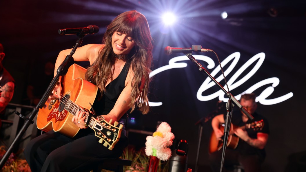 Ella Langley Makes Little Girl’s Day By Inviting Her On Stage to Sing “Butterfly Season” Ella Langley Makes Little Girl’s Day By Inviting Her On Stage to Sing “Butterfly Season”