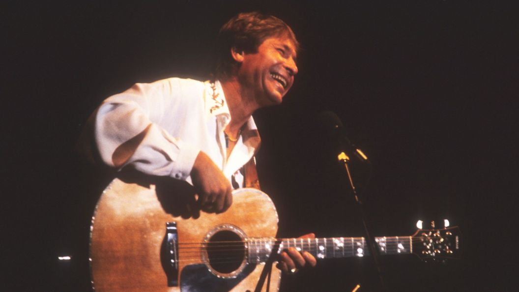 29 Years Ago Today, a Tragic Plane Crash Claimed the Life of the Folk-Rock Legend Behind One of America’s Most Iconic Singalong Anthems 29 Years Ago Today, a Tragic Plane Crash Claimed the Life of the Folk-Rock Legend Behind One of America’s Most Iconic Singalong Anthems