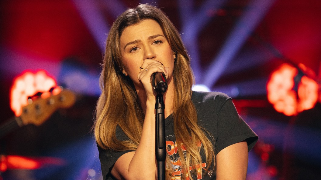 Kelly Clarkson Breaks Out “Stronger” During First Show Amid Viral Toy Bird Drama Kelly Clarkson Breaks Out “Stronger” During First Show Amid Viral Toy Bird Drama