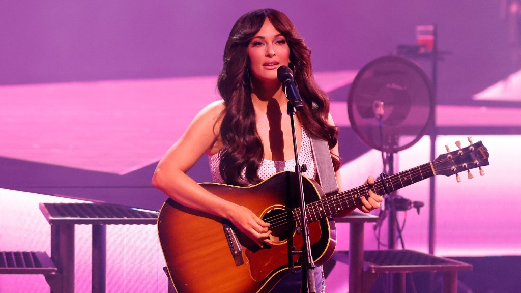 Kacey Musgraves Roasts “Loser” Christopher Columbus in Unexpected Concert Rant: “Literally the Lamest Person”