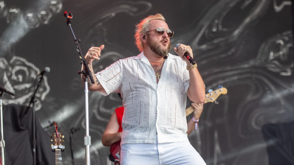 Country Singer Stops Colorado Concert, Demands Disruptive Fans Be Removed Before Continuing