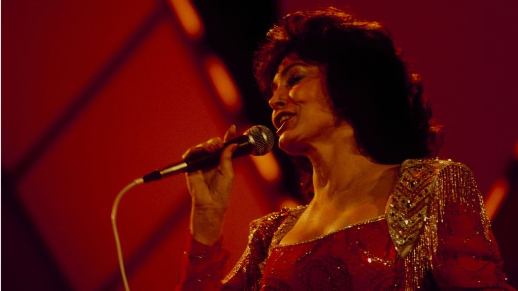 4 Years Ago Today, We Said Goodbye to the Trailblazing Kentucky Songbird Whose Life Story Inspired an Oscar-Winning Film